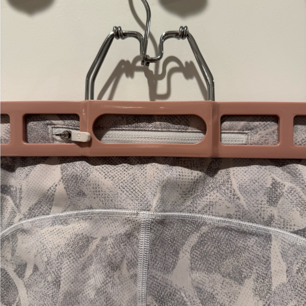 Lululemon Athletica White Patterned Leggings - image 3